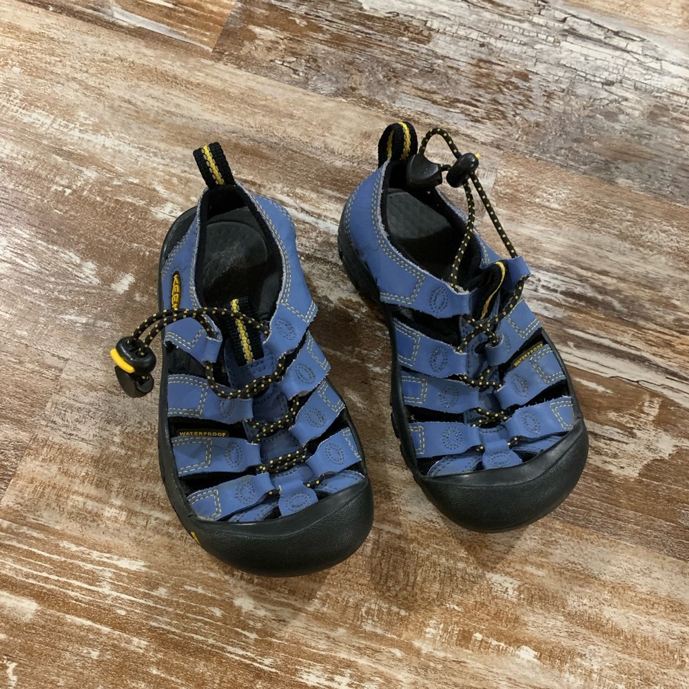 Kids keens outdoor shoes